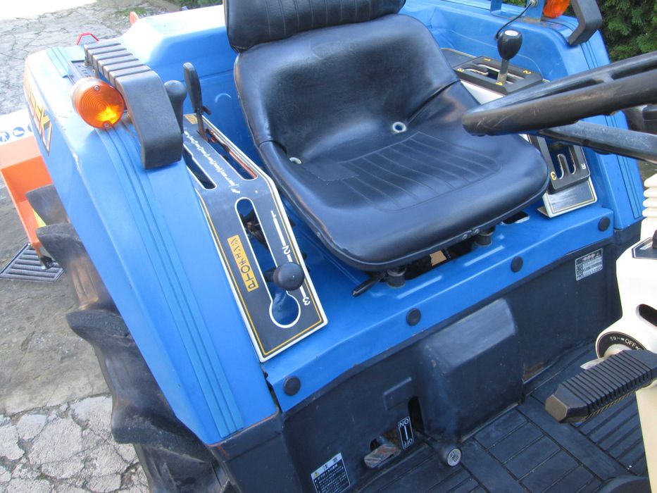 Traktor Iseki 4x4 -zestaw z kosiarką bijakową oraz zaczepem trzy-punkt