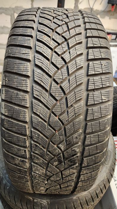Goodyear UltraGrip Performance + 275/40 R21 107V XL Зима 4шт