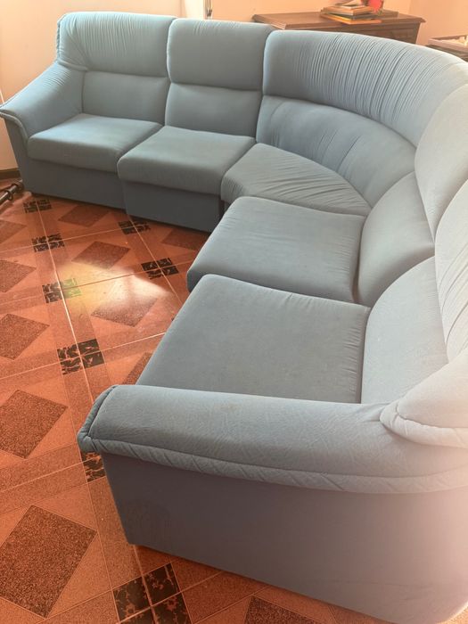 Sofá curvo com encaixe