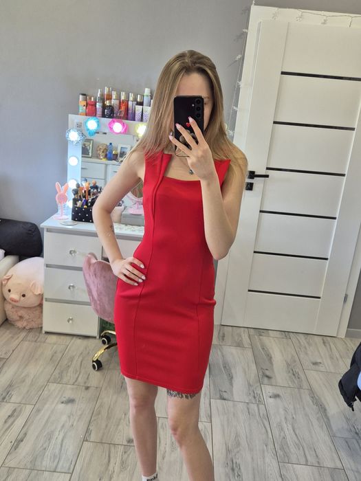 Krótka elegancka czerwona dopasowana sukienka