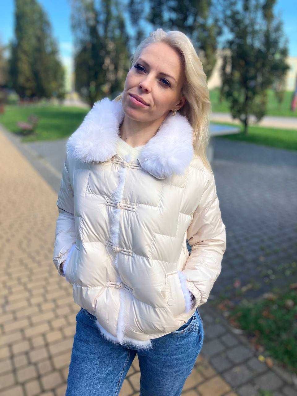 Kurtka. Prawidłowe futro lisa. Wewnątrz puchu jest gęś