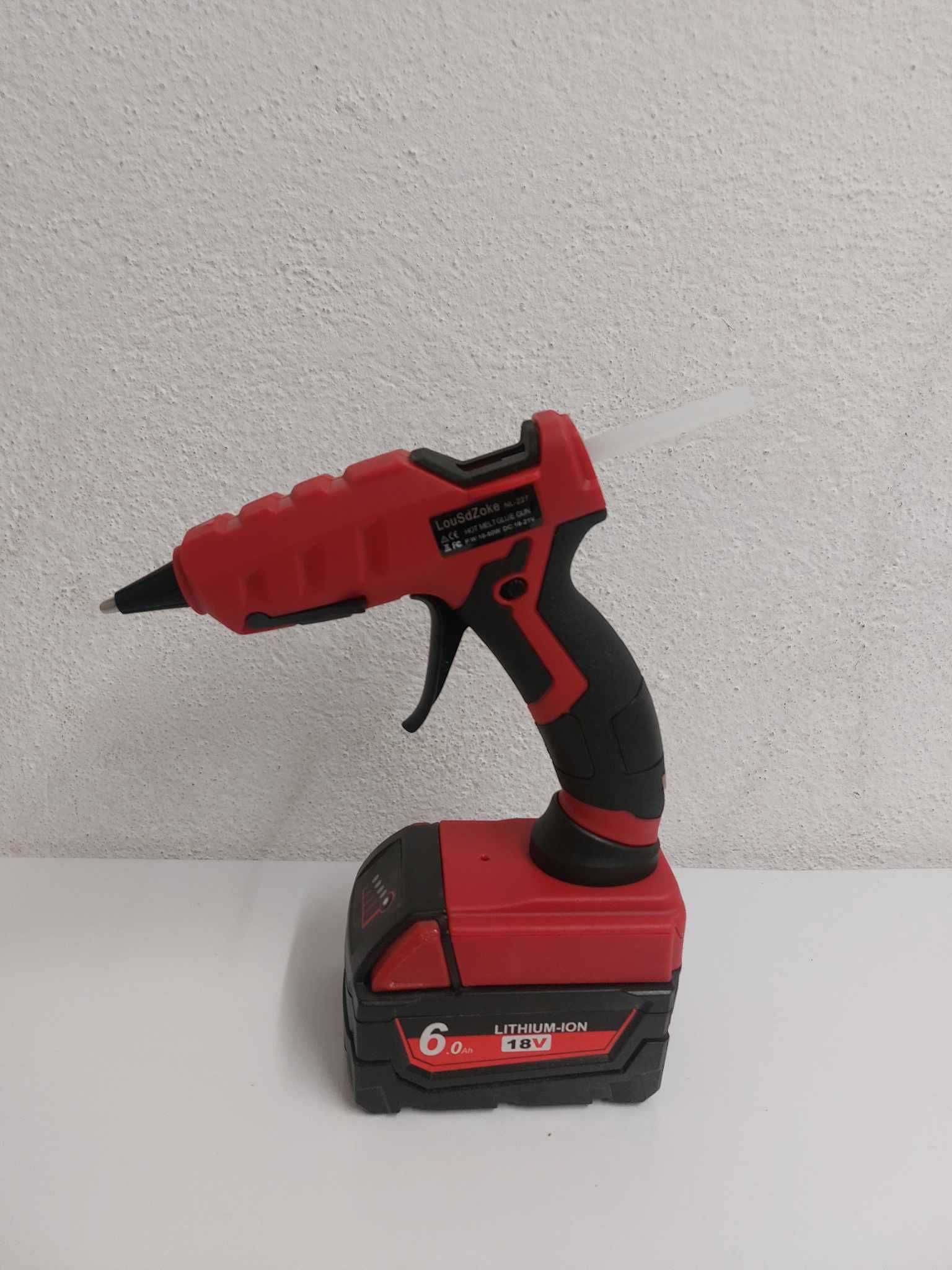Pistolet do kleju na gorąco na baterie Milwaukee M18