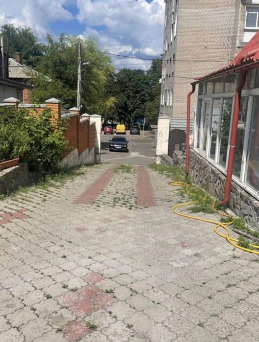 Продам 5-кімнатний будинок у центрі Дніпра з гаражем і ділянкою