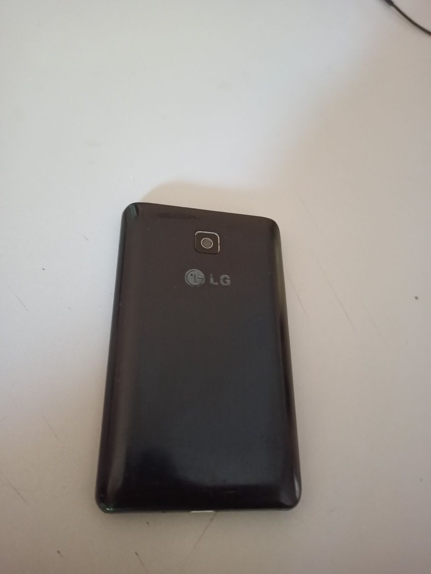 Телефон LG-E425 на деталі