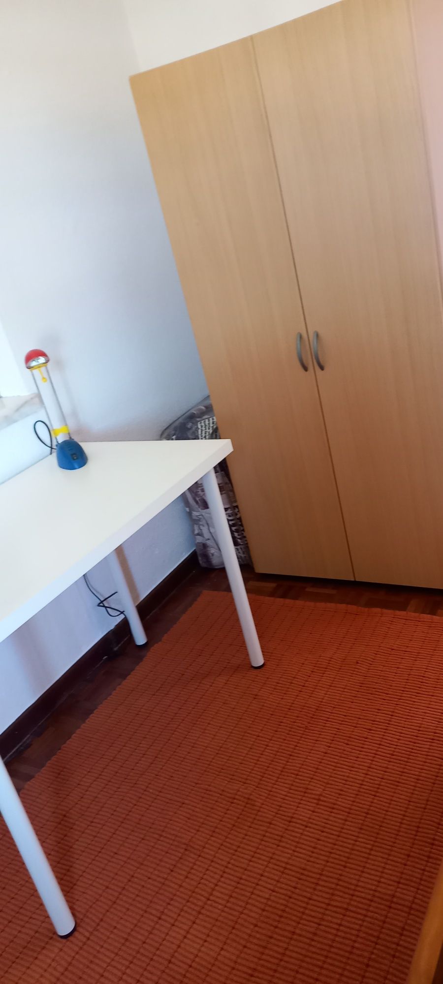 Aluga-se quarto individual no Estoril perto da Escola de Hotelaria