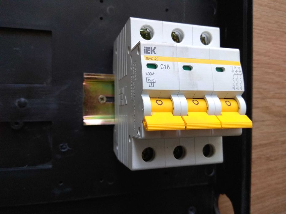 Щит учета шкаф бокс под трехфазный электросчетчик пластиковый DOT 3.1в