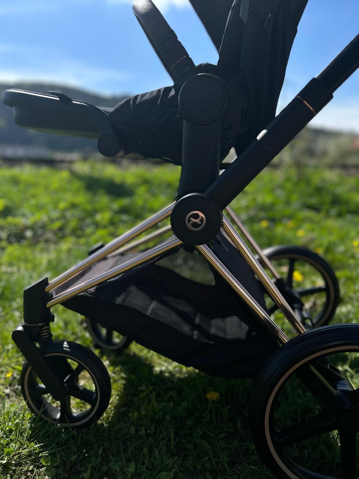 Cybex Priam 4.0 na ramie rose gold z tapicerką w kolorze Deep Black