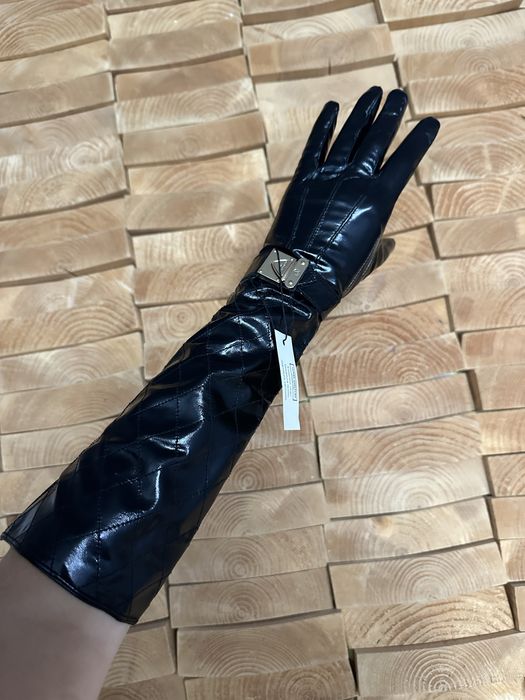 Чорні лакові високі рукавички Louis Vuitton