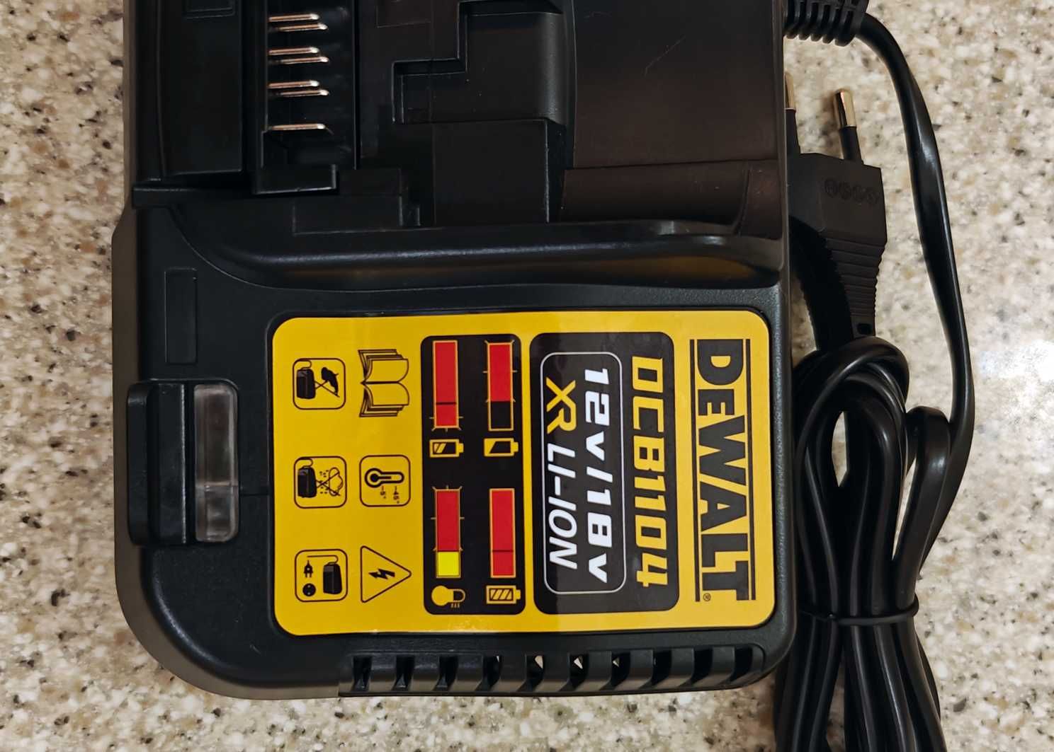 Зарядний пристрій Акб Dewalt (Деволт) DCB 1104 12-18v (3A)