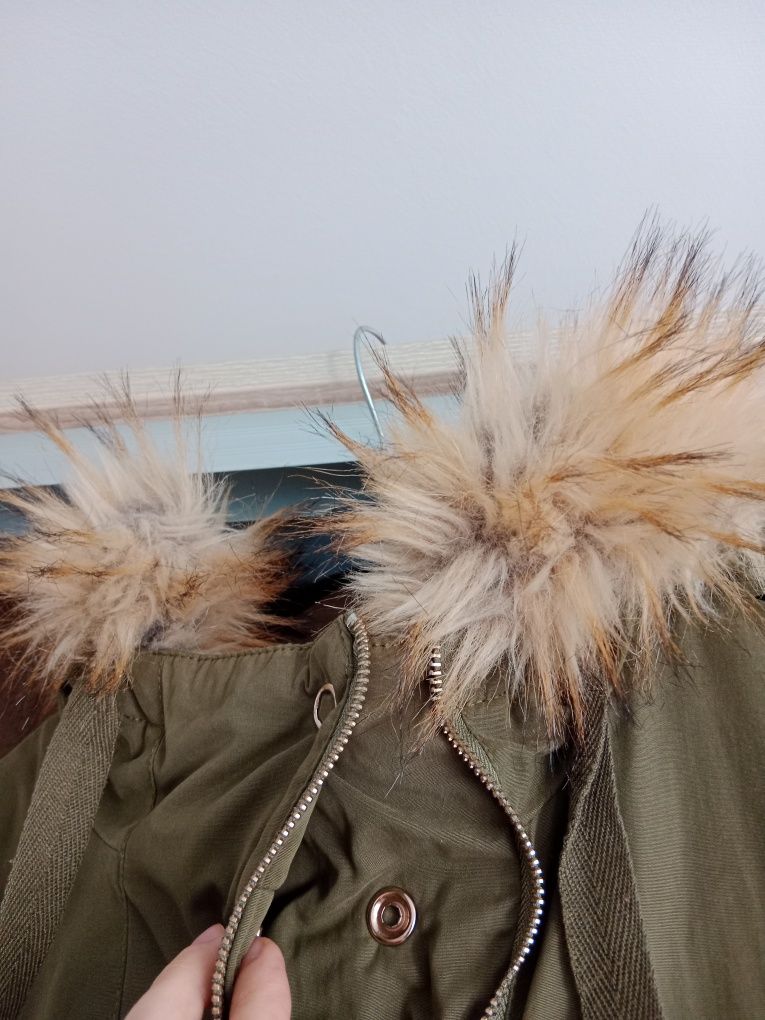 ocieplana zimowa kurtka damska parka khaki z kapturem Reserved m