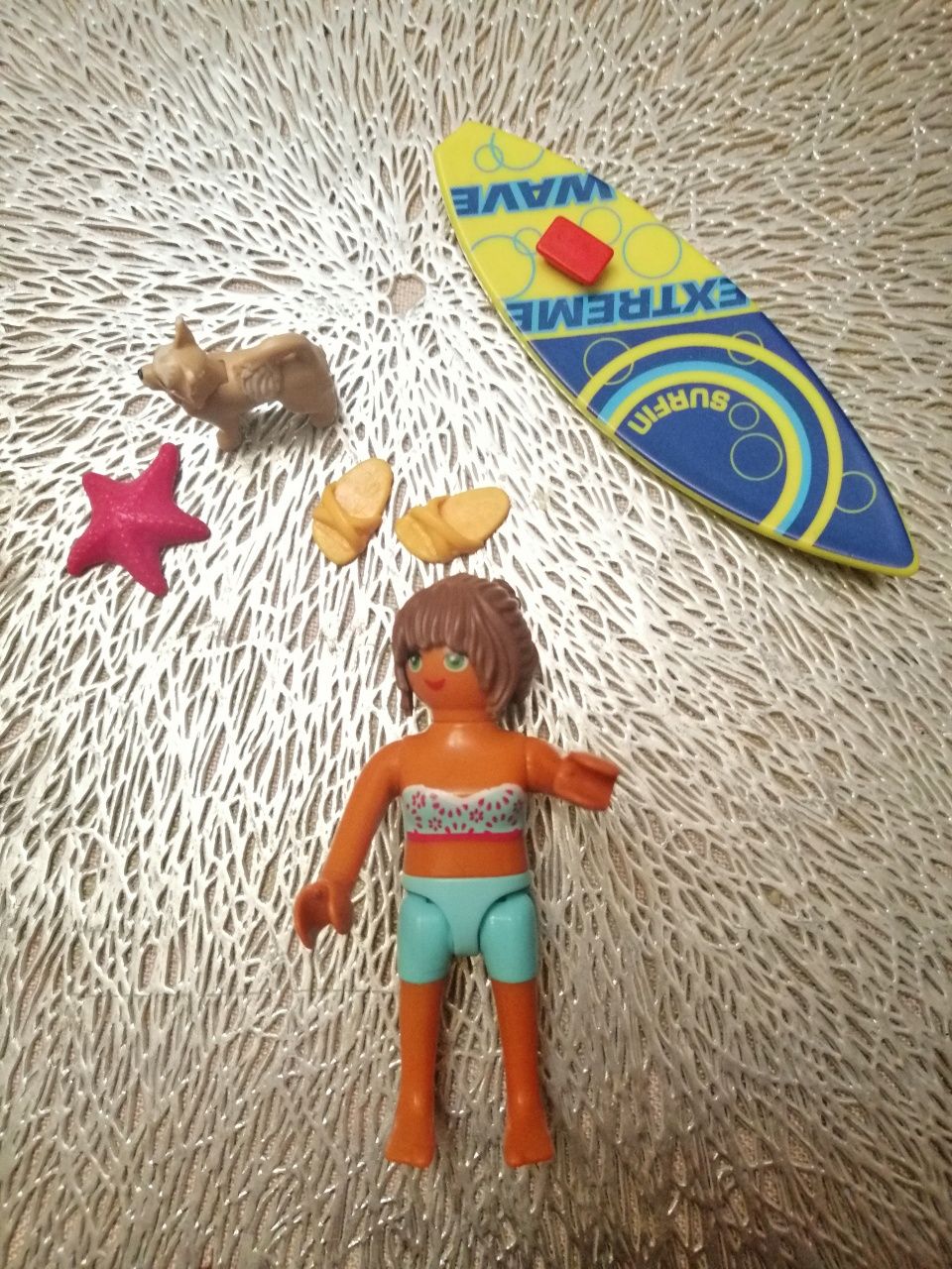 Playmobil dziewczynka na desce surfingowej