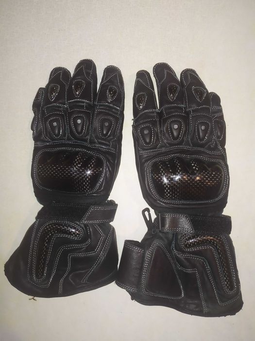 Мотоперчатки кожа с защитой суставов и пальцев.