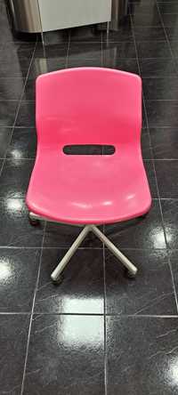 Uma cadeira rosa