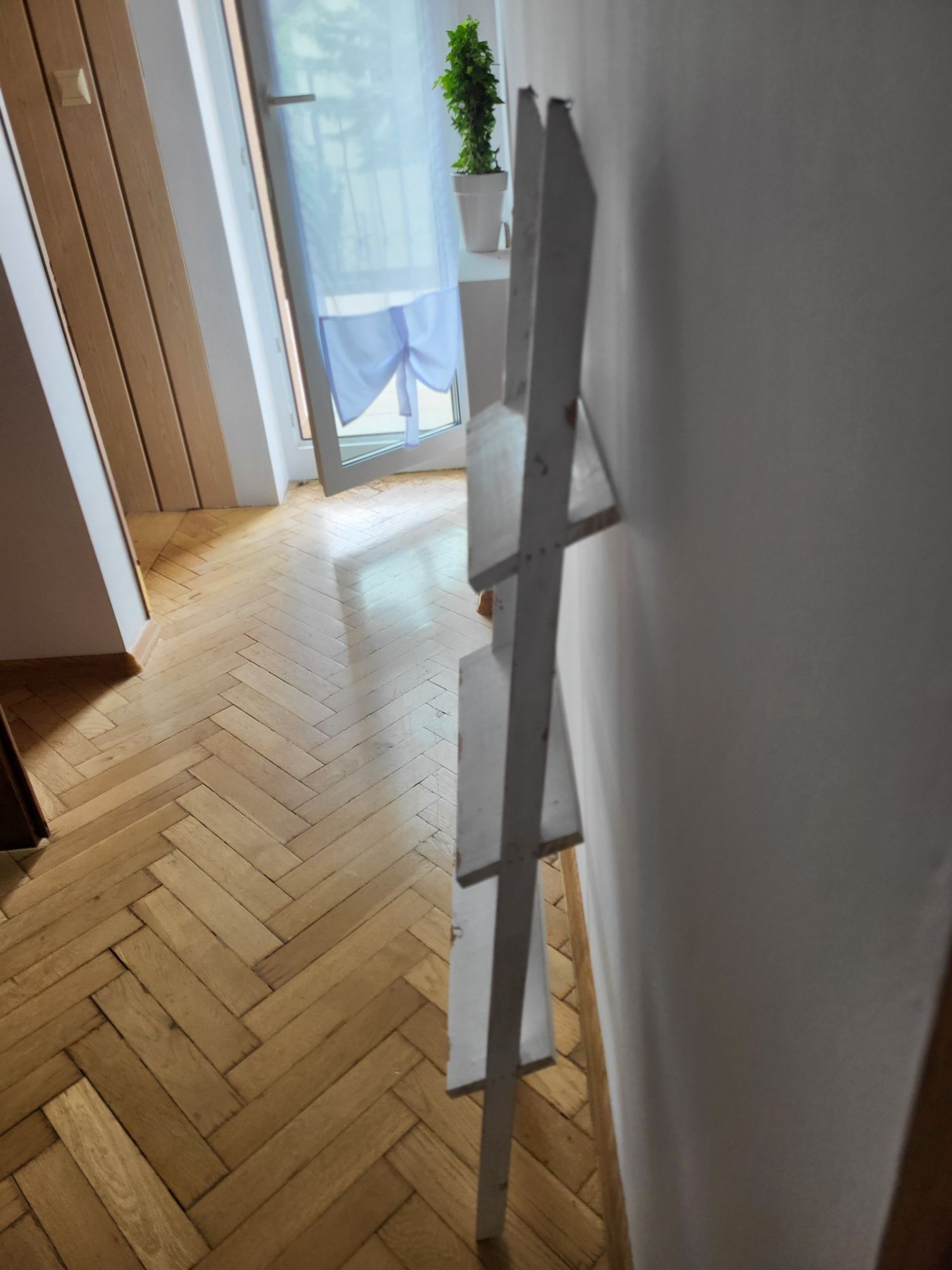 Drabinka ozdobna biała ze starta farba
