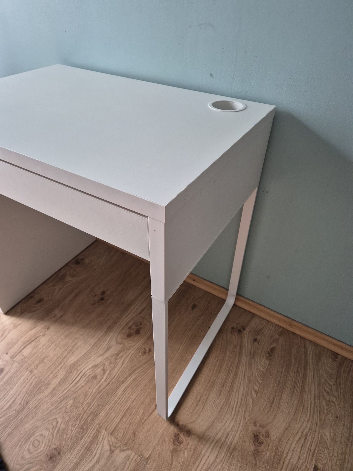 Białe biurko MICKE IKEA