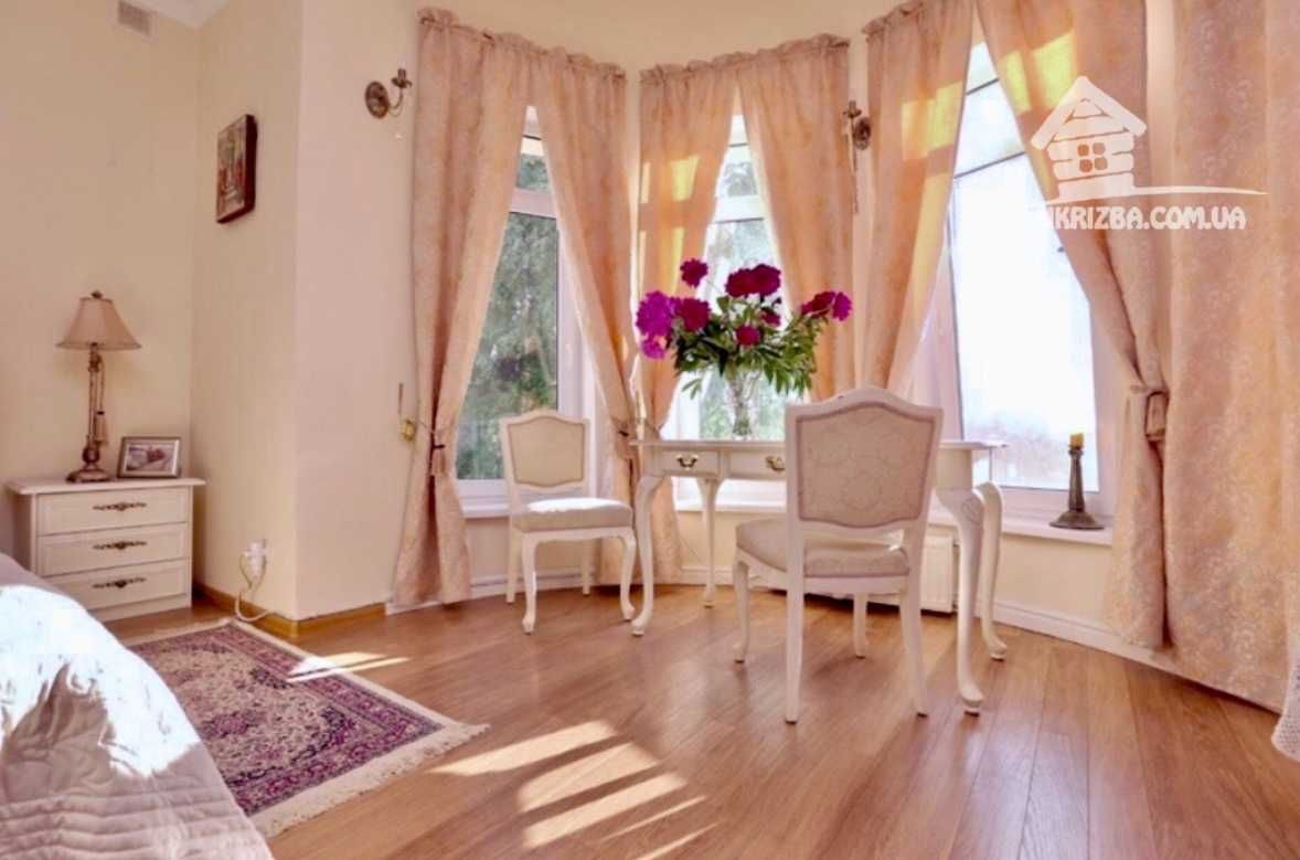с. Хлепча. Будинок 500 кв. VIP-рівня. На березі озера. До 20 осіб.