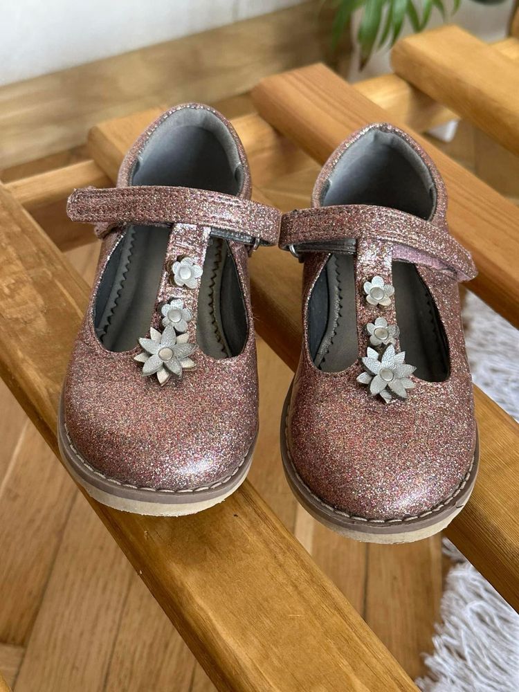 Взуття , туфлі для дівчинки