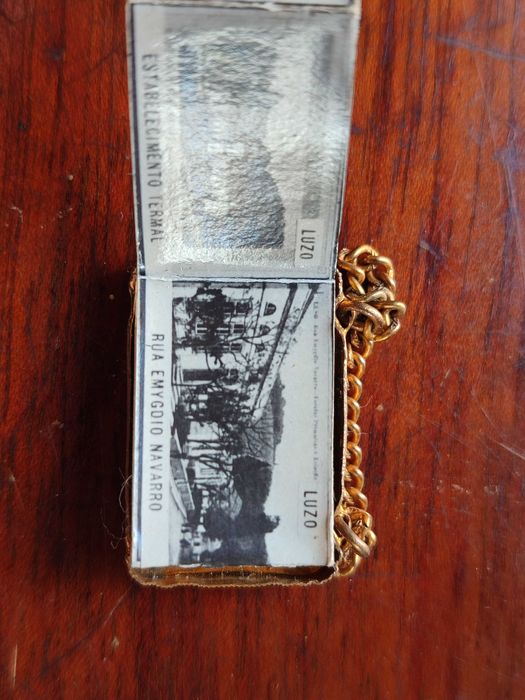 Relicário em metal banhado a prata