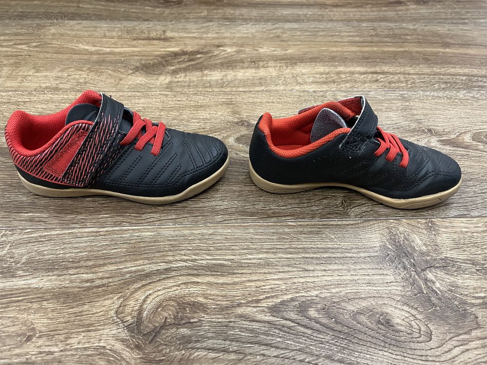 Buty halowe/sportowe (np. do piłki nożnej) firmy Decathlon w r. 28