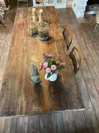Piękny stół z drewna na metalowych nogach