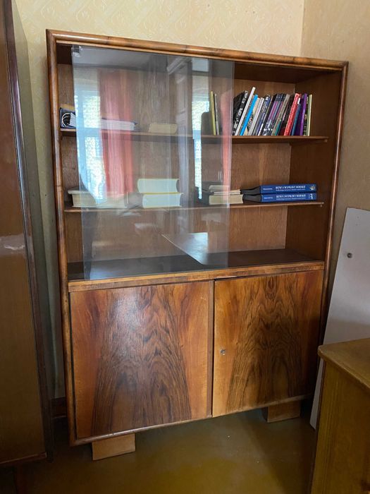 Szeroka komoda, regał, kredens PRL w dobrym stanie na poziomych nóżkah