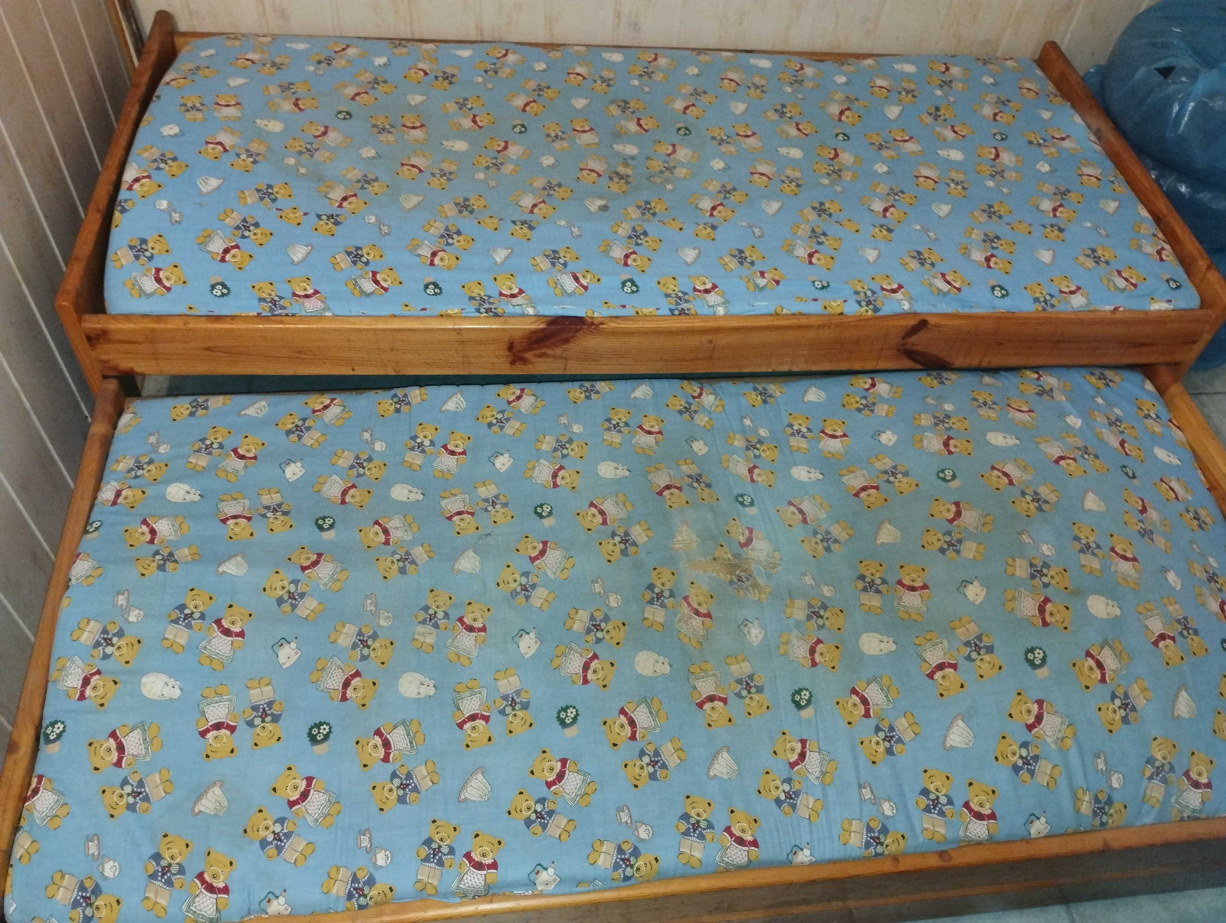 Podwójne łóżko z materacami