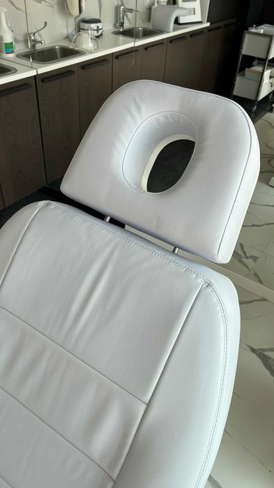 Sprzedam elektryczny fotel kosmetyczny Bologna BG-228-4 biały.