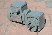 Motoreduktor kątowy 0.09kw. 100obr./min.. Firmy SEW-Eurodrive