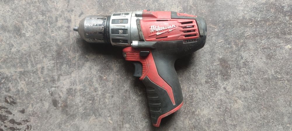 Шуруповерт milwaukee с 12 dd