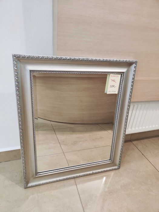 lustro w srebrnej ramie