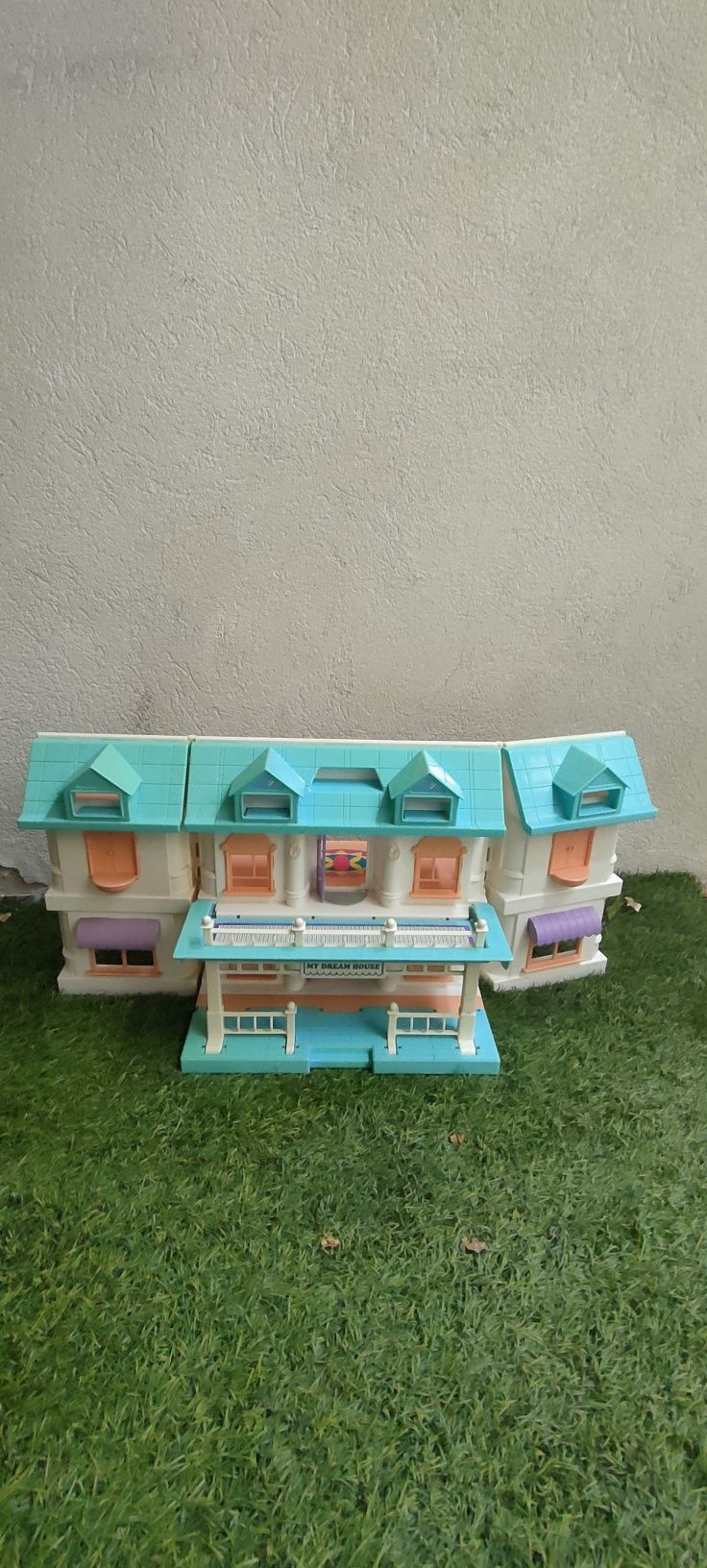 Casa de bonecas com mobília