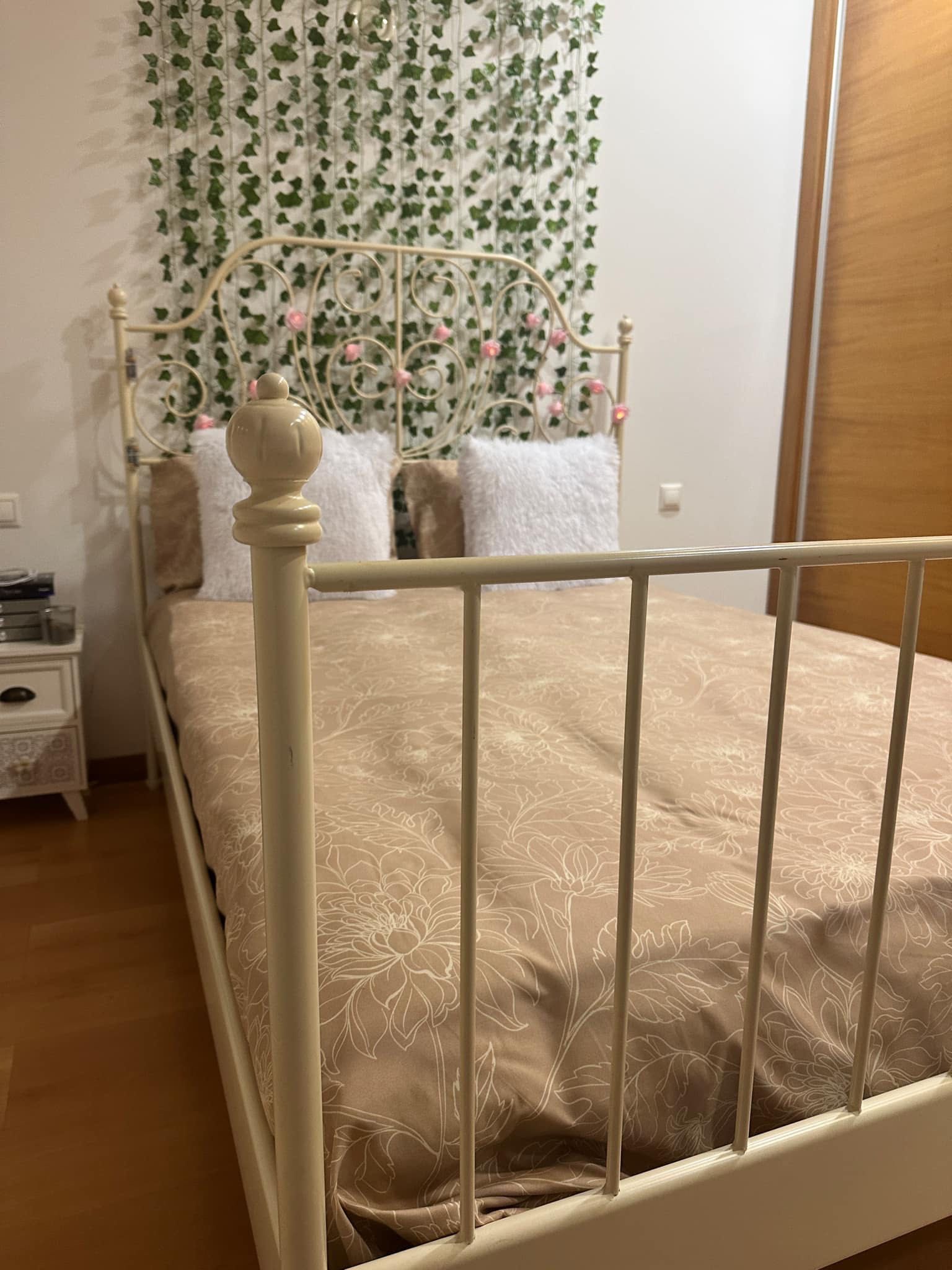 Cama de ferro Ikea