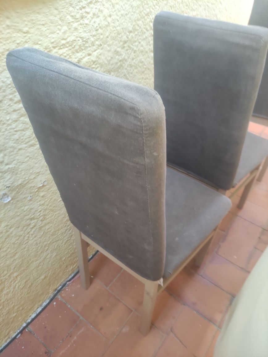 Conjunto de 4 cadeiras bem em conta.