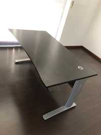 2 mesas secretária / 1 mesa alta com 2 bancos / 1 cadeirão