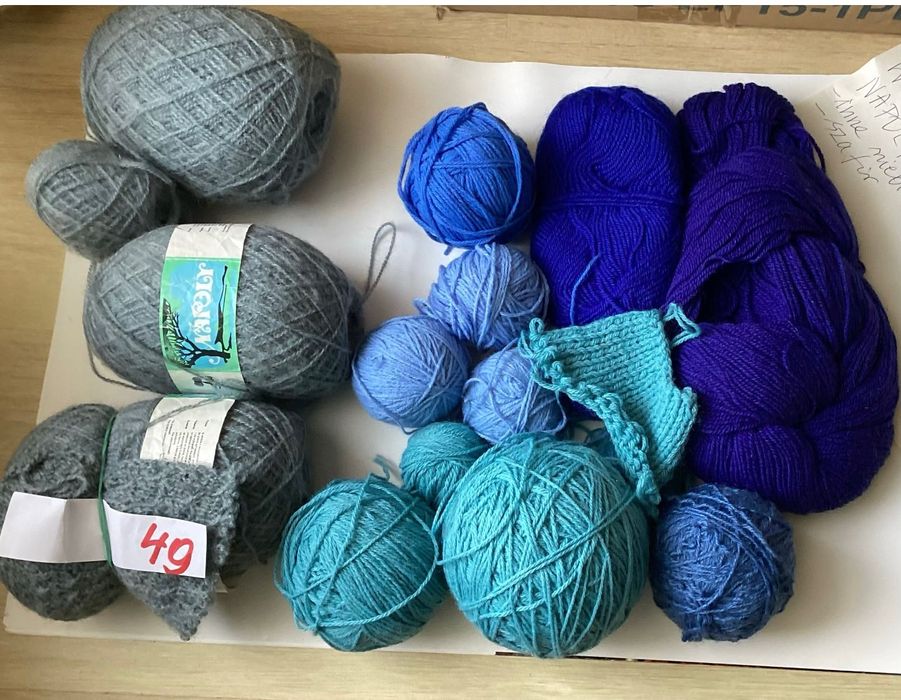 Włóczka szaro-niebiesko-szafirowa Wełna oraz Anilana