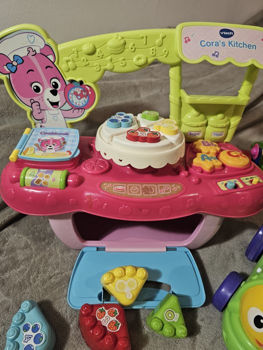 Zestaw interaktywnych zabawek dla dziecka. Rozwijające