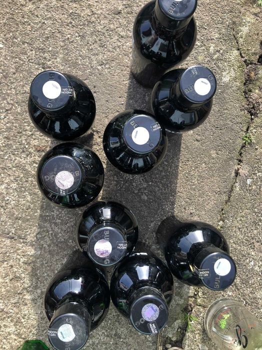 Garrafas vazias de bebidas alcoólicas para recuperação