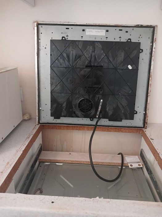 індукційна варильна панель BOSCH PIB672F17E з тріщиною на запчастини