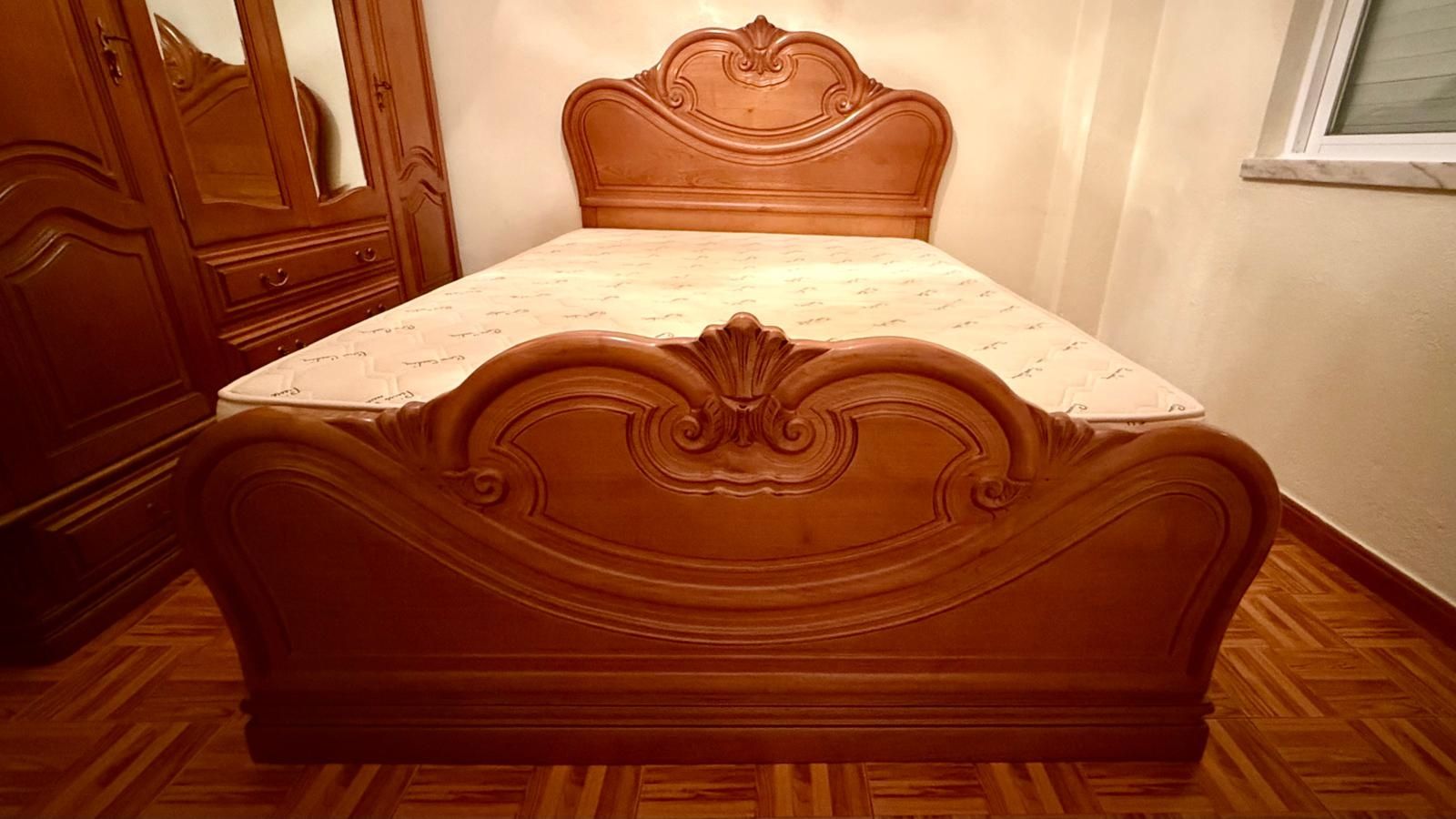 Vendo quarto de casal em madeira de castanho como novo,