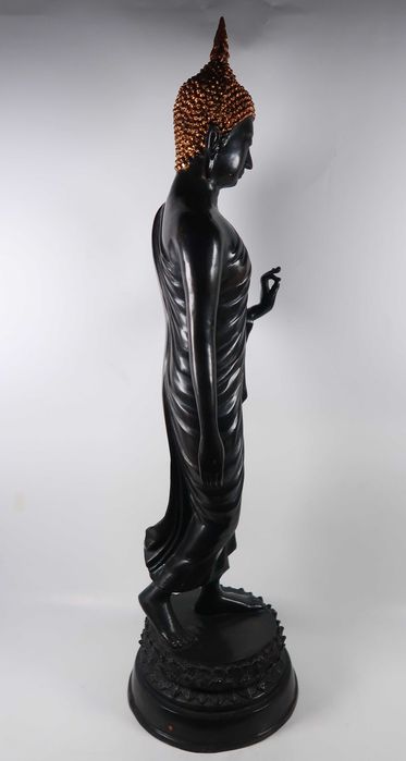 Buda Caminhante - Grande Escultura de Bronze (?) patinado - 65.5 cm