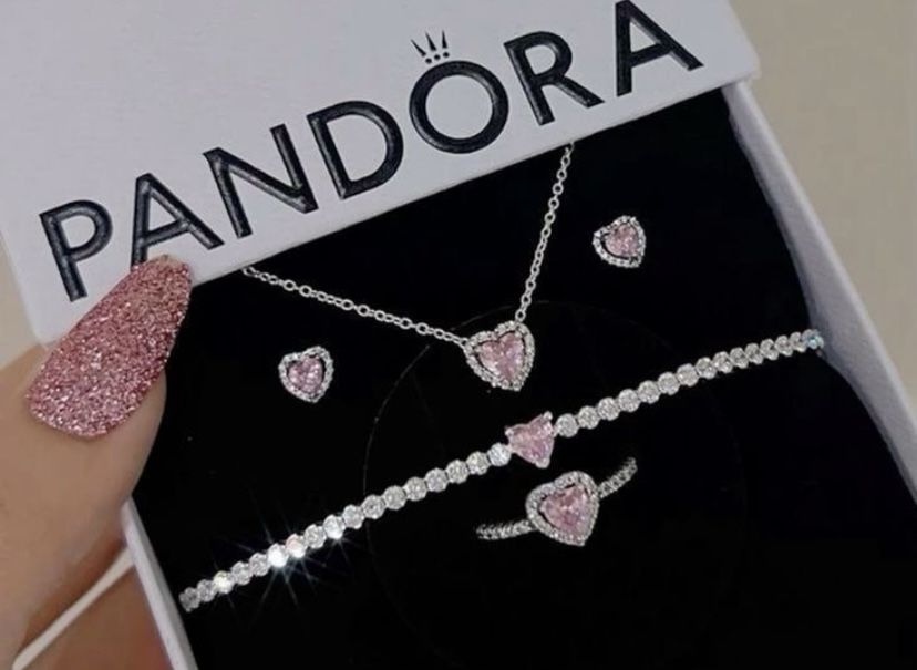 Набори Pandora з сердечками