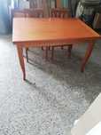 Conjunto de mesa com 4 cadeiras