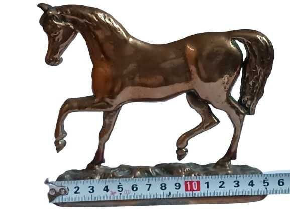 Mosiężna figurka konia vintage – ozdoba kolekcjonerska retro