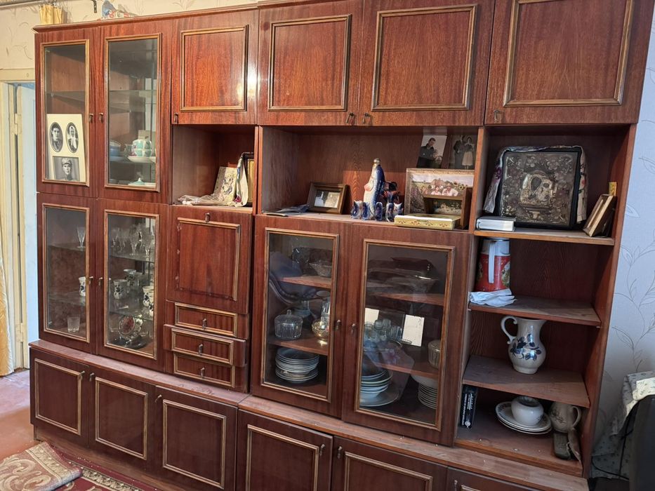 Продам стенку,диван и два кресла