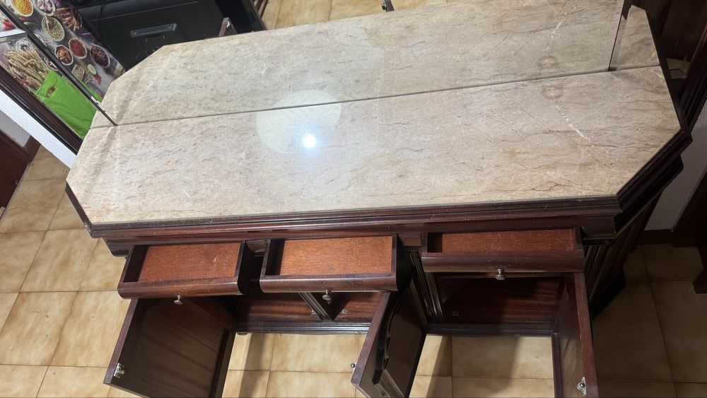 Sapataria com marmore e vidro em madeira