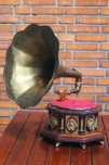 Граммофон His Master's Voice работает.