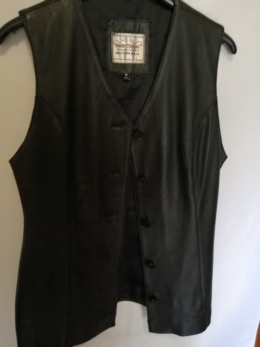 Lindo colete preto, todo em pele, muito macia de primeira qualidade.