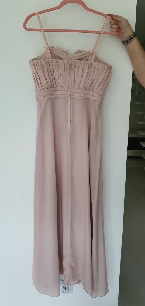Różowa sukienka elegancka