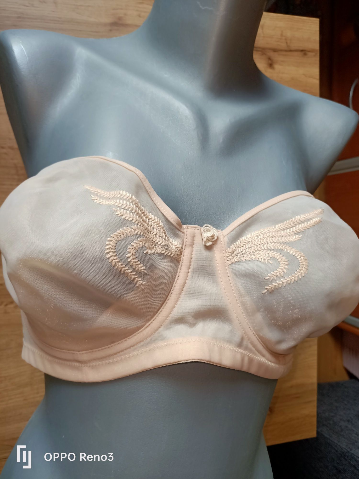 Samonośny cielisty elegancki biustonosz firmy Gossard r 85D beżowy