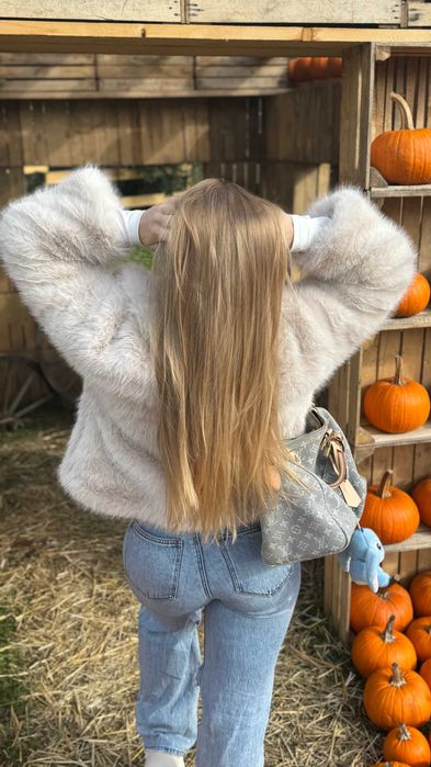 Białe futro z kołnierzem